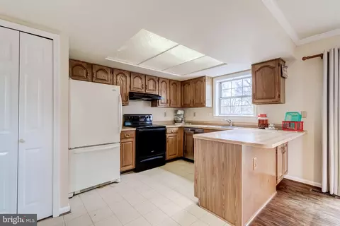 Kitchen - 5719 Mason Bluff Dr, Burke, VA 22015 photo 3 of 6