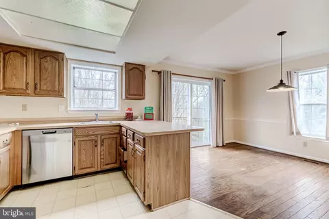 Kitchen - 5719 Mason Bluff Dr, Burke, VA 22015 photo 5 of 6