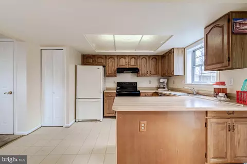 Kitchen - 5719 Mason Bluff Dr, Burke, VA 22015 photo 4 of 6