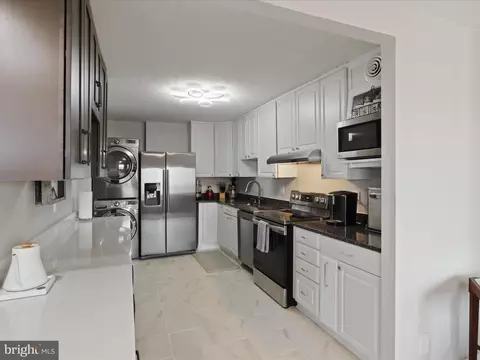 Kitchen - 8380 Greensboro Dr #626, Mclean, VA 22102 photo 2 of 2