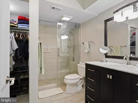 Bath - 8380 Greensboro Dr #626, Mclean, VA 22102 photo 1 of 2