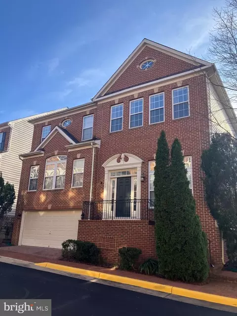 9120 Lake Tower Ln, Fort Belvoir, VA 22060