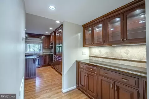 Entry Way - 8530 Silverview Dr, Lorton, VA 22079 photo 4 of 8