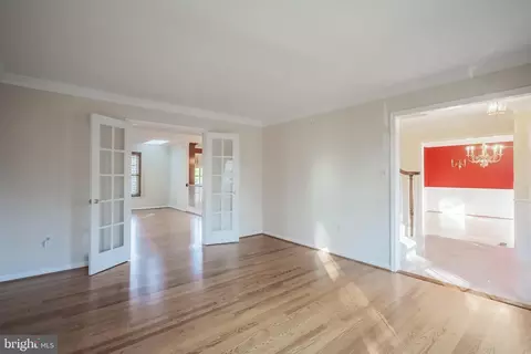 Living - 8530 Silverview Dr, Lorton, VA 22079 photo 7 of 10