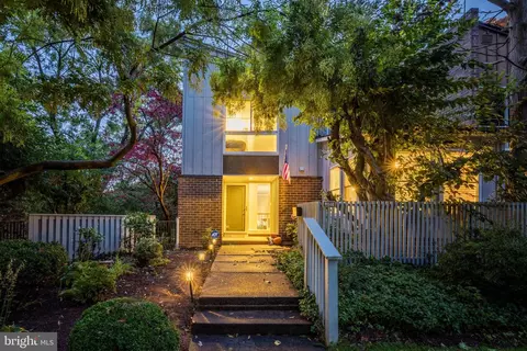 11540 Links Dr, Reston, VA 20190 photo 2