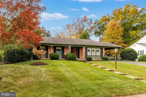 5503 Helmsdale Ln, Alexandria, VA 22315