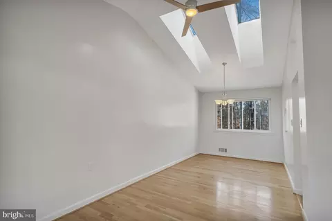 9012 Brook Ford Rd, Burke, VA 22015 photo 5