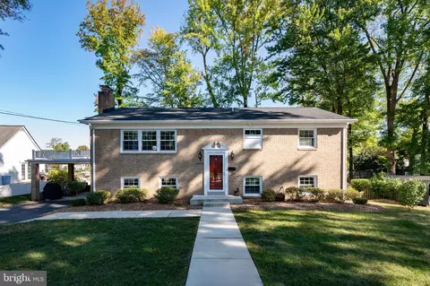 8319 Woodacre St, Alexandria, VA 22308