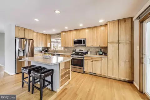 7112 Kerr Dr, Springfield, VA 22150 photo 2
