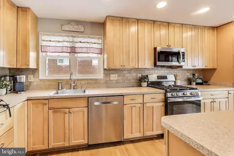 7112 Kerr Dr, Springfield, VA 22150 photo 3