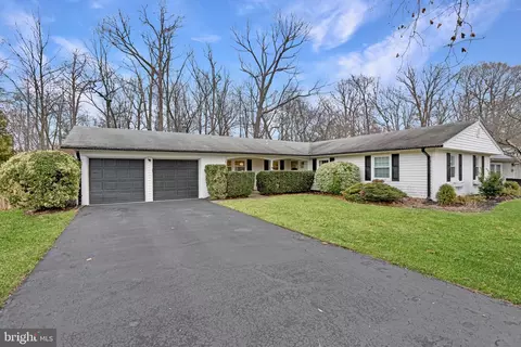 13137 Madonna Ln, Fairfax, VA 22033