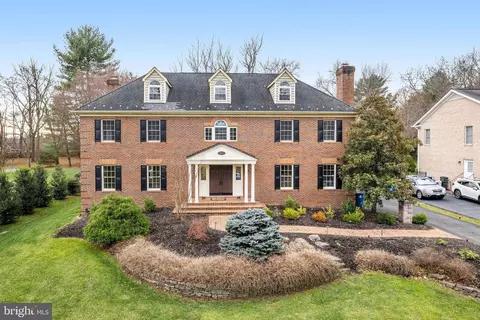 9425 Lakeside Dr, Vienna, VA 22182