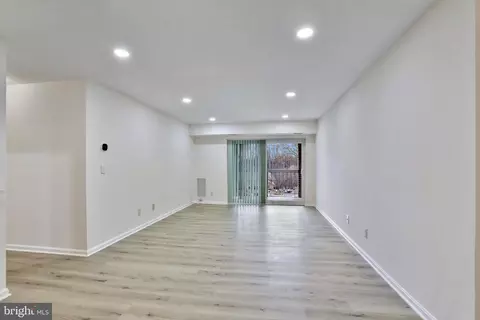 Living - 5837 Cove Landing Rd #304, Burke, VA 22015 photo 1 of 4