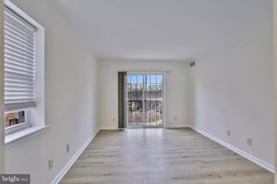 Living - 5837 Cove Landing Rd #304, Burke, VA 22015 photo 3 of 4