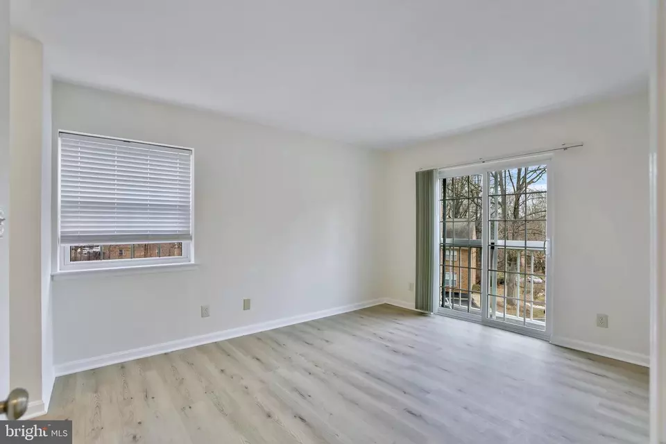 Living - 5837 Cove Landing Rd #304, Burke, VA 22015 photo 4 of 4