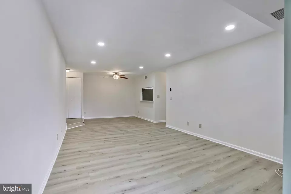 Living - 5837 Cove Landing Rd #304, Burke, VA 22015 photo 2 of 4