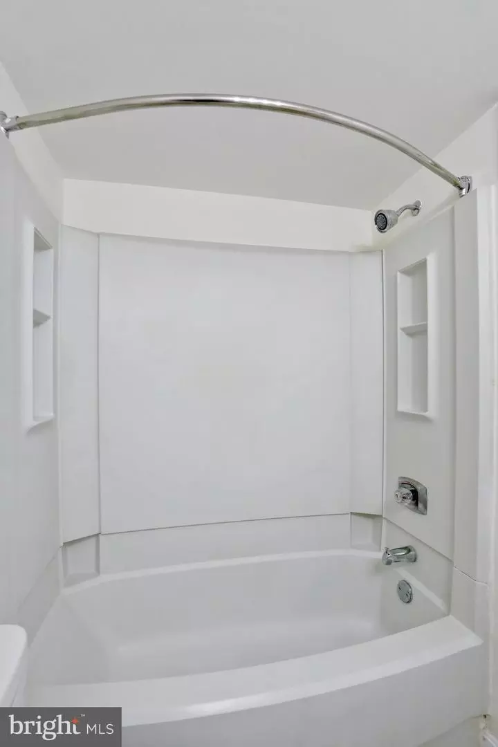 Bath - 5837 Cove Landing Rd #304, Burke, VA 22015 photo 2 of 3