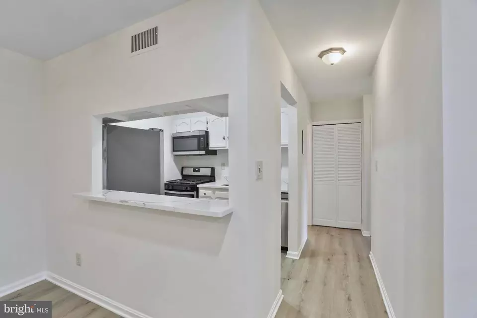 Entry Way - 5837 Cove Landing Rd #304, Burke, VA 22015 photo 2 of 3