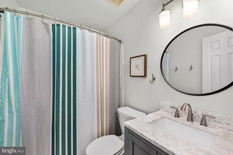 Bath - 7932 Gambrill Ct, Springfield, VA 22153 photo 3 of 4