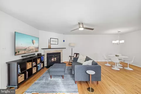 Living - 7932 Gambrill Ct, Springfield, VA 22153 photo 2 of 3
