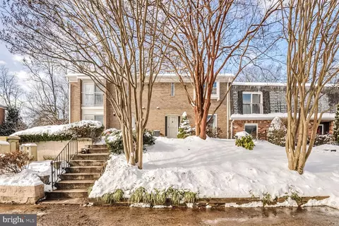 3860 Persimmon Cir, Fairfax, VA 22031