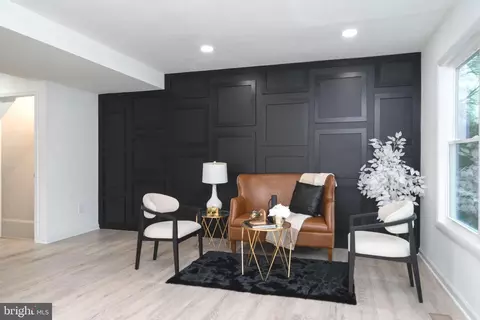 1033 Kings Ct, Herndon, VA 20170