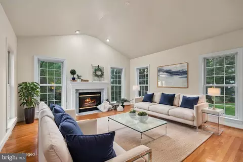 8036 Holland Rd, Alexandria, VA 22306
