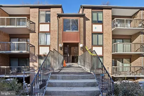 9708 Kingsbridge Dr #303, Fairfax, VA 22031