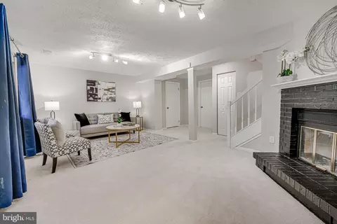 Living - 8906 Gutman Ct, Springfield, VA 22153 photo 7 of 8