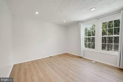Living - 8906 Gutman Ct, Springfield, VA 22153 photo 4 of 8