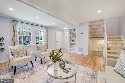 Living - 8906 Gutman Ct, Springfield, VA 22153 photo 3 of 8