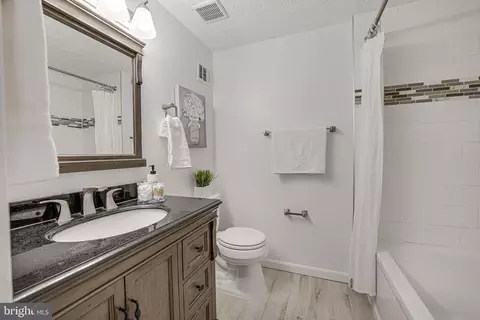 Bath - 8906 Gutman Ct, Springfield, VA 22153 photo 4 of 5