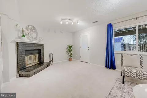 Living - 8906 Gutman Ct, Springfield, VA 22153 photo 6 of 8