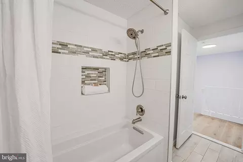 Bath - 8906 Gutman Ct, Springfield, VA 22153 photo 5 of 5