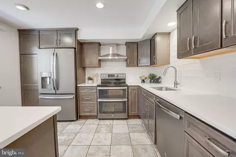 Kitchen - 8906 Gutman Ct, Springfield, VA 22153 photo 3 of 5
