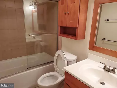 Bath - 1900 Wilson Ln #T2, Mclean, VA 22102 photo 2 of 2