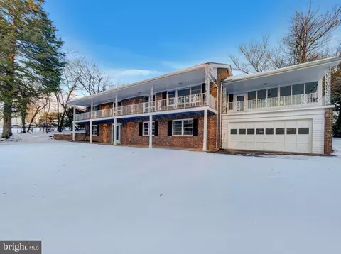 6476 Overlook Dr, Alexandria, VA 22312