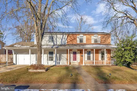 652 Stuart Ct, Herndon, VA 20170