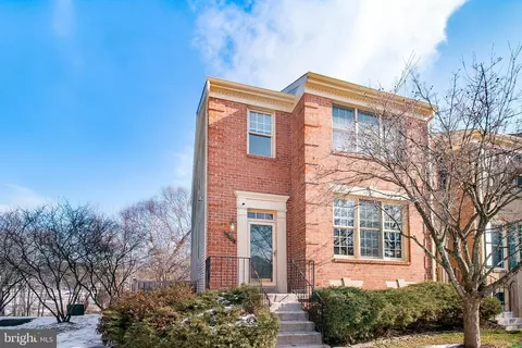12332 Quiet Hollow Ct, Fairfax, VA 22033
