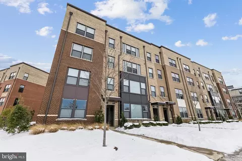 9 Silverway Dr #5, Herndon, VA 20170