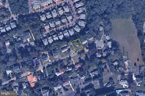 6716 Montour Dr, Falls Church, VA 22043