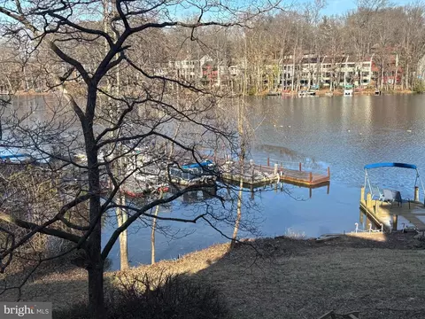 1606 Greenbriar Ct, Reston, VA 20190