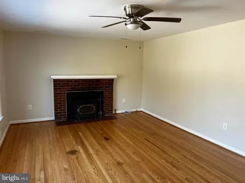 7043 Calamo St, Springfield, VA 22150 photo 2