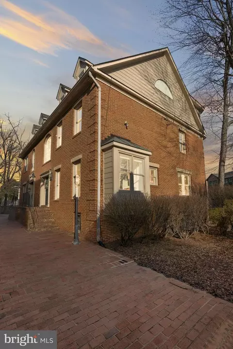 Exterior - 1537 Cedar Ave, Mclean, VA 22101 photo 6 of 7