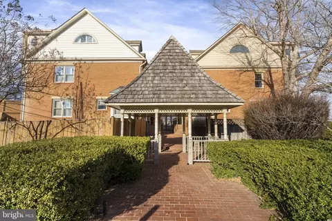 Exterior - 1537 Cedar Ave, Mclean, VA 22101 photo 4 of 7