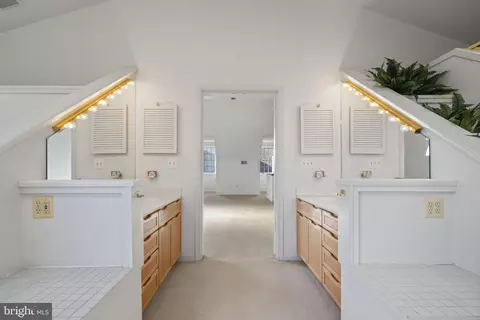 Entry Way - 1537 Cedar Ave, Mclean, VA 22101 photo 6 of 7