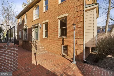 Exterior - 1537 Cedar Ave, Mclean, VA 22101 photo 2 of 7