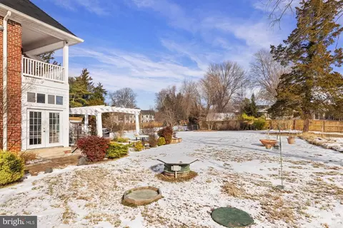 Exterior - 10102 Vale Rd, Vienna, VA 22181 photo 13 of 23