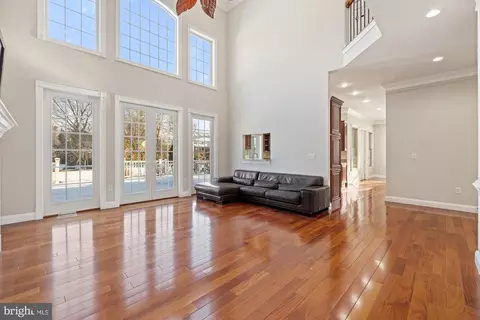 Living - 10102 Vale Rd, Vienna, VA 22181 photo 6 of 9