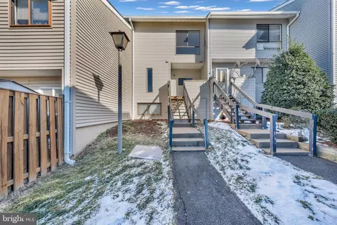 8632 Village Sq #16/8632, Alexandria, VA 22309